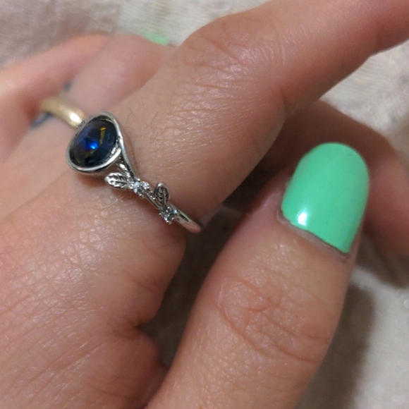 Blue gemstone ring with leaf detailing - Picture 2 of 3